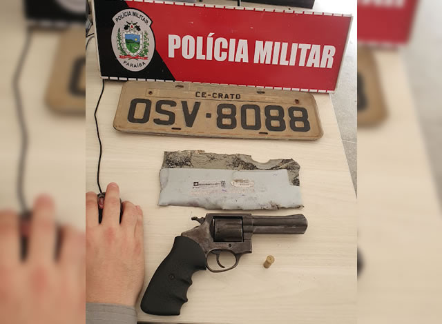 Homem é conduzido à delegacia após ser flagrado com arma na cidade de Cajazeiras