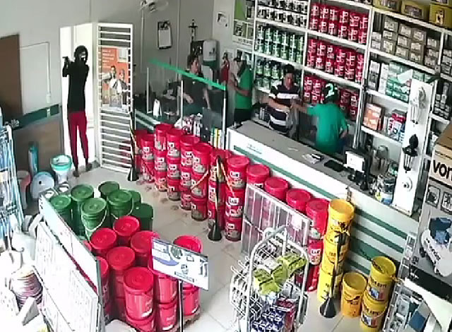 VÍDEO: Bandidos armados praticam roubo em empresa de pré-moldados na cidade de Sousa