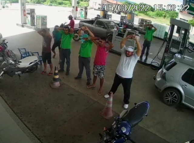 VÍDEO: Dupla armada pratica roubo em posto de combustíveis em Aparecida