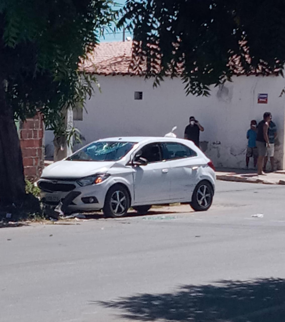 VÍDEO: Jovem fica ferido após tentar desviar de caminhonete e tombar carro no Centro de Sousa