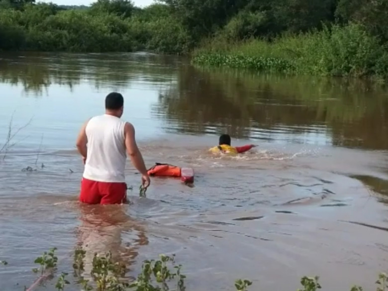 VÍDEO: Bombeiros agem rápido e salvam jovem que estava em rio na cidade de Sousa