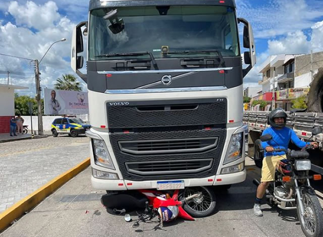Motociclista fica ferido após se envolver em acidente de trânsito no Centro de Pombal