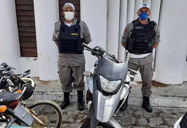 Moto com restrição de roubo é localizada pelo Policiamento de Trânsito na cidade de Sousa