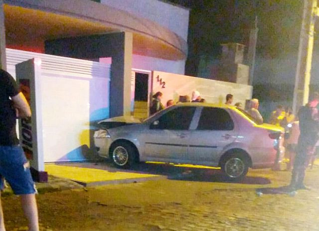 Mulher perde o controle do carro e bate contra residência na cidade de Sousa