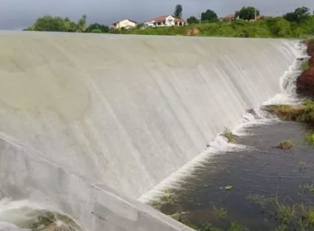 Mesmo com válvula dispersora aberta, açude de São Gonçalo sangra pela parede do vertedouro