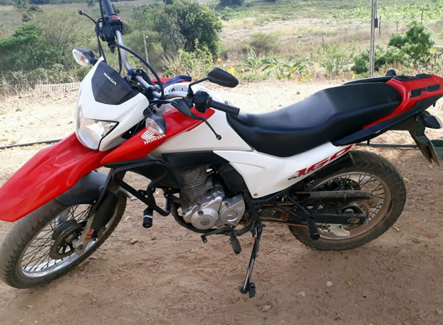 Cozinheira tem moto e pertences roubados por trio armado na cidade de Sousa