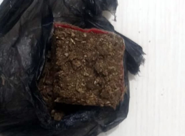 Dupla é levada à delegacia após ser flagrada pelo BOPE, com droga na cidade de Cajazeiras