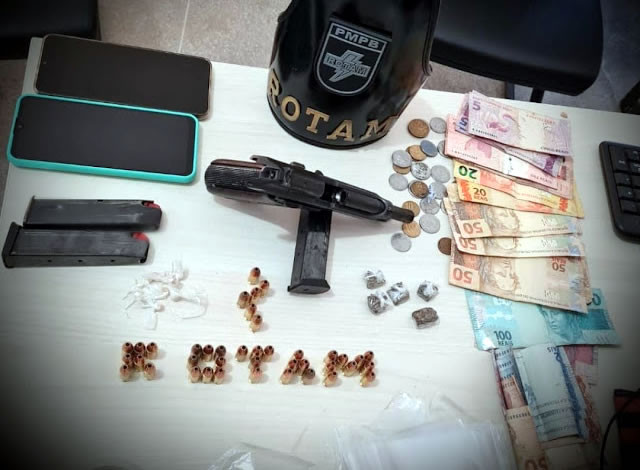Em Cajazeiras: ROTAM apreende arma de fogo e drogas durante abordagem