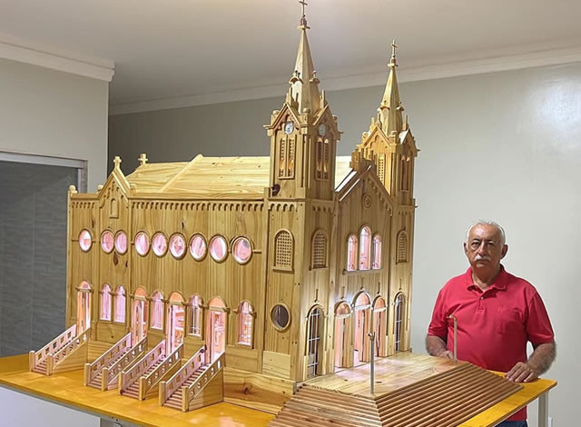 Servidor público aposentado constrói réplica idêntica da igreja Matriz de Sousa