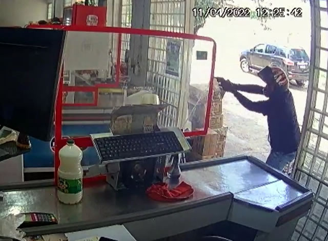 VÍDEO: Dupla armada se envolve em troca de tiros após tentar praticar roubo em supermercado na cidade de Sousa