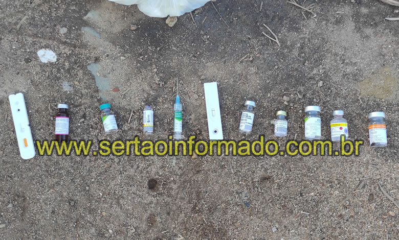 VÍDEO: Frascos de AstraZeneca e CoronaVac e grande quantidade de lixo hospitalar é jogado em terreno baldio no Centro de Sousa