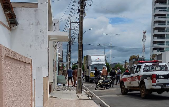 Homem anda nu e danifica carro com pedaço de madeira em Sousa