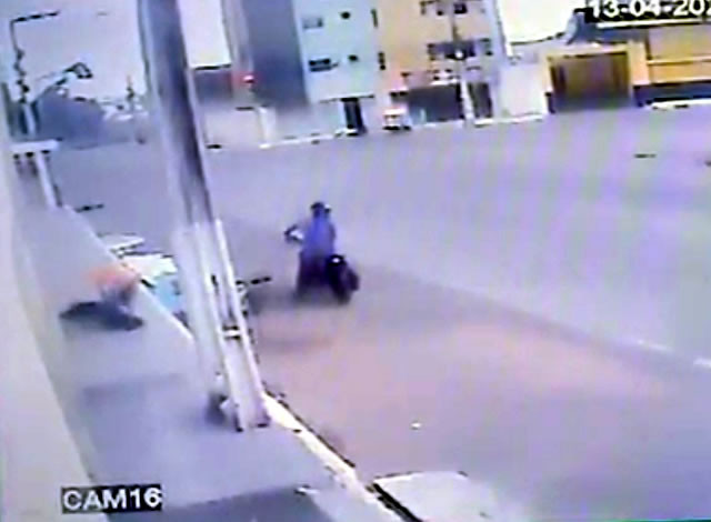 VÍDEO: Dupla armada rouba malote de supermercado na cidade de Sousa