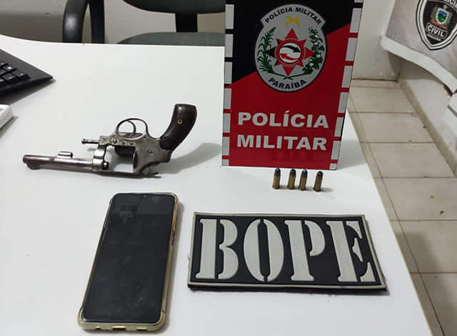 Dupla é conduzida à delegacia após ser flagrada com revólver na cidade de Sousa