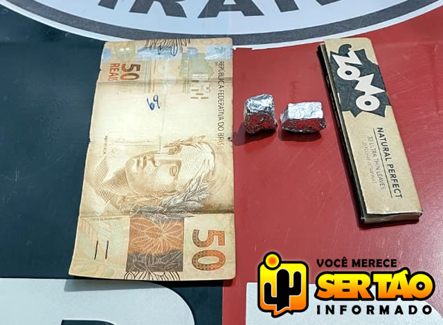 Jovem é conduzido à delegacia após ser flagrado com balas de maconha em Sousa