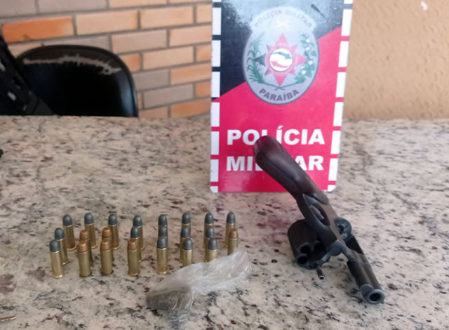 Polícia Militar prende homem por porte ilegal de arma de fogo na cidade de Catolé do Rocha