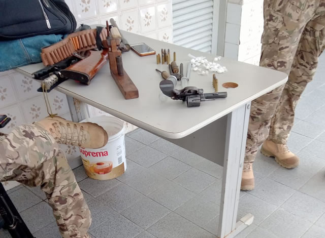 Operação da DRACO e GOE resulta na apreensão de armas, drogas e dois homens mortos em Pombal