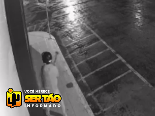 VÍDEO: Dupla tenta arrombar e praticar furto em estabelecimento comercial na cidade de Sousa