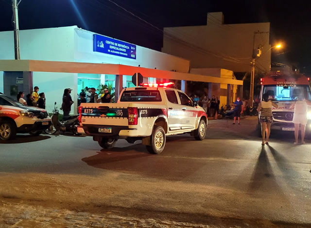 Quatros pessoas são baleadas em calçada de residência na cidade de Uiraúna