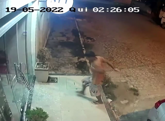 VÍDEO: Homem é preso pela Polícia Militar após arrombar loja na cidade de Sousa