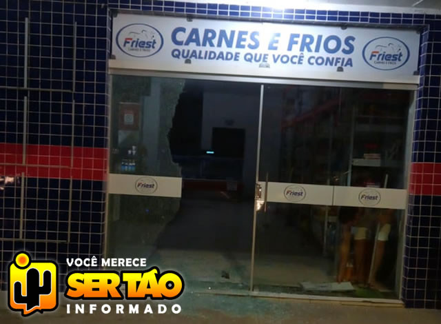 VÍDEO: Homem quebra vidraça e pratica furto em frigorífico na cidade de Sousa