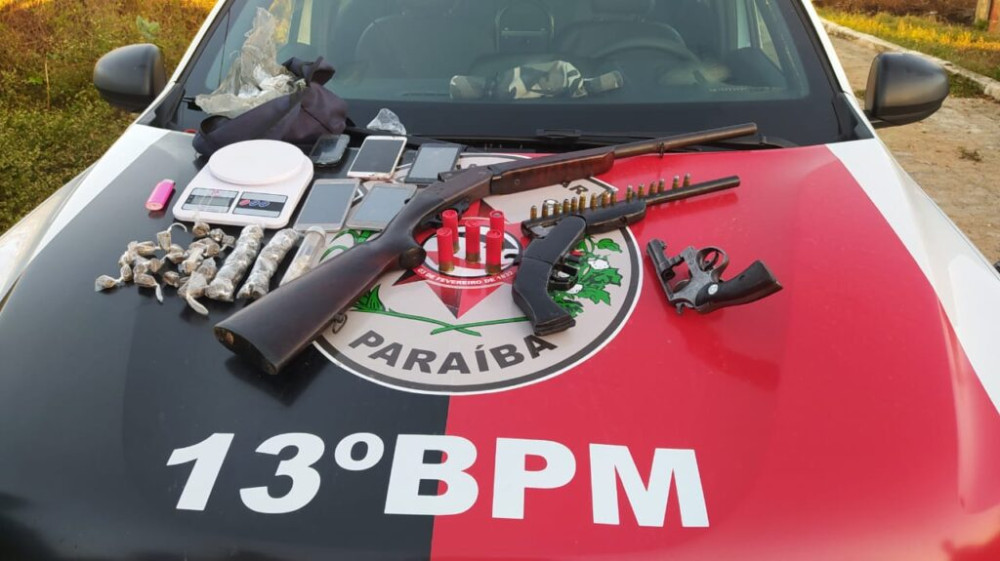 VÍDEO: Polícia Militar apreende armas e drogas e conduz três pessoas à delegacia em Itaporanga