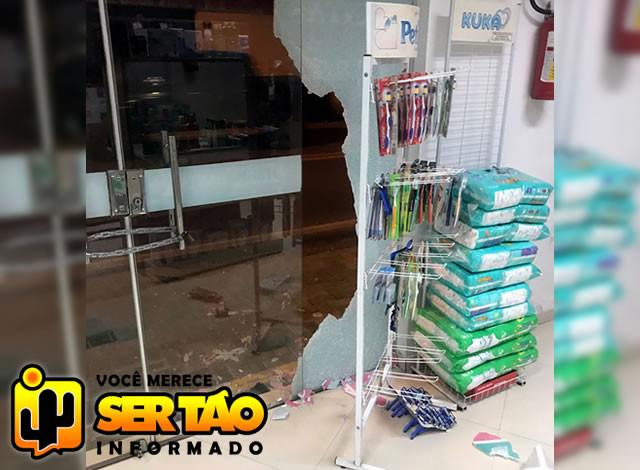VÍDEO: Homem quebra vidraça e pratica furto em farmácia no Centro de Aparecida