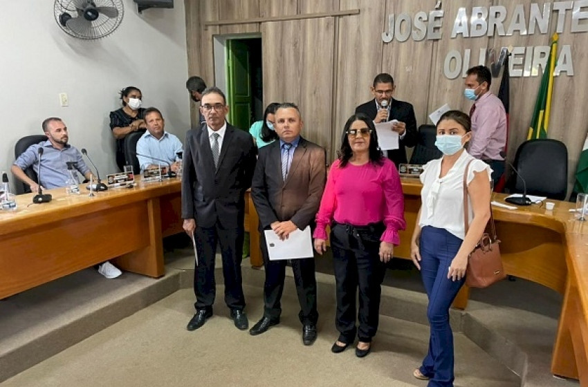 Após cassação de mandatos de vereadores do município de Lastro, Câmara Municipal empossa novos parlamentares