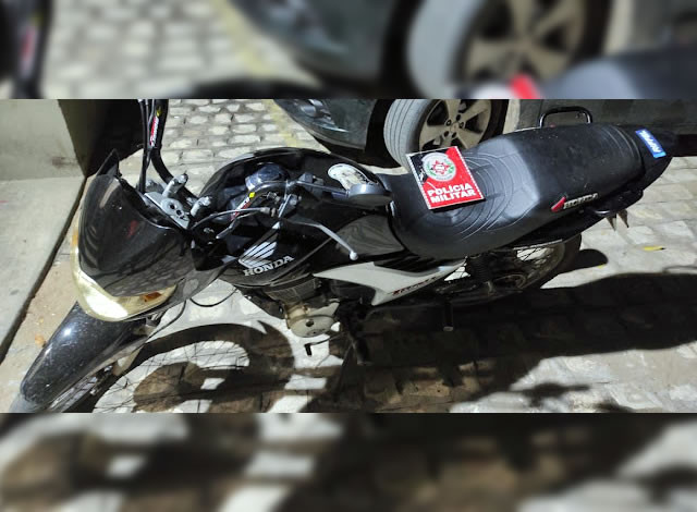 Moto com restrição de roubo é recuperada pela Polícia Militar na cidade de Cajazeiras