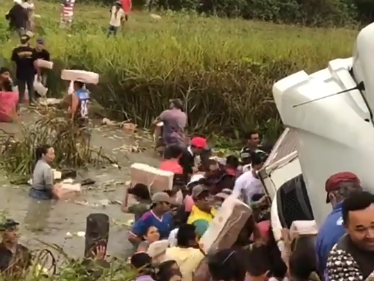 VÍDEO: Caminhão carregado com carnes tomba e moradores saqueam carga no município de Uiraúna