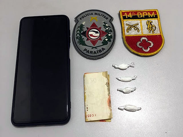 Jovem é levado à delegacia após ser flagrado com cocaína no município de Sousa