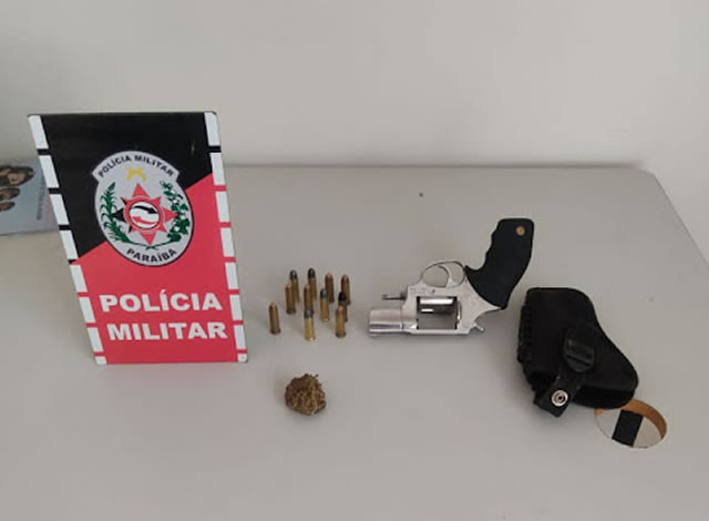 Polícia Militar prende dupla com arma de fogo e droga na cidade de Brejo do Cruz