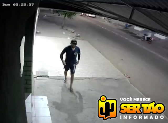 Gatuno pratica furto em estabelecimentos comerciais em plena luz do dia na cidade de Sousa