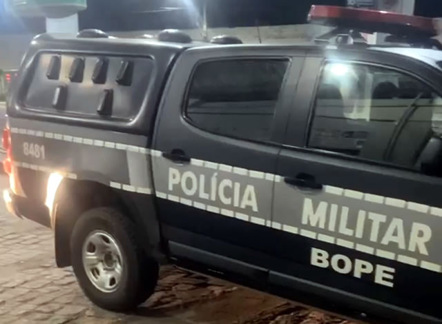 Homens são levados à delegacia após serem flagrados com 