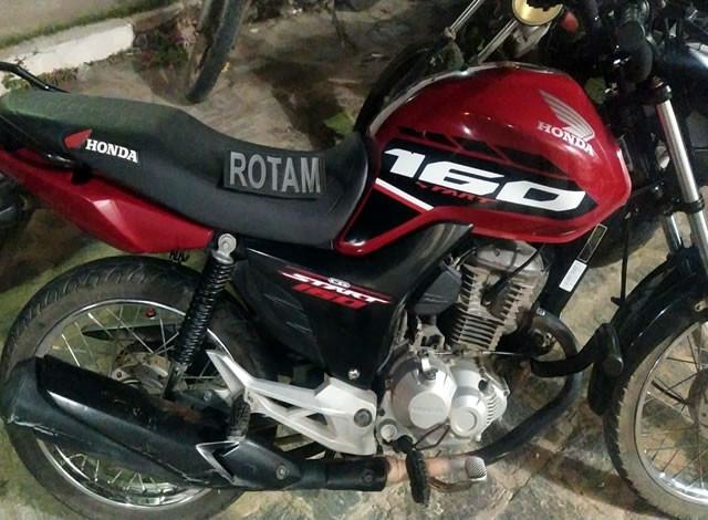 Homem é levado à delegacia após ser flagrado empinando moto na cidade de Sousa