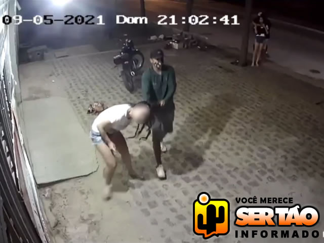 VÍDEO: Bandidos tocam terror e roubam celulares, dinheiro, carro e outros pertences de pessoas no município de Sousa