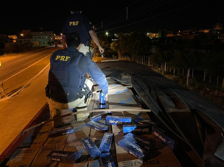 Polícia Rodoviária Federal apreende carga de cigarro contrabandeados no município de Aparecida