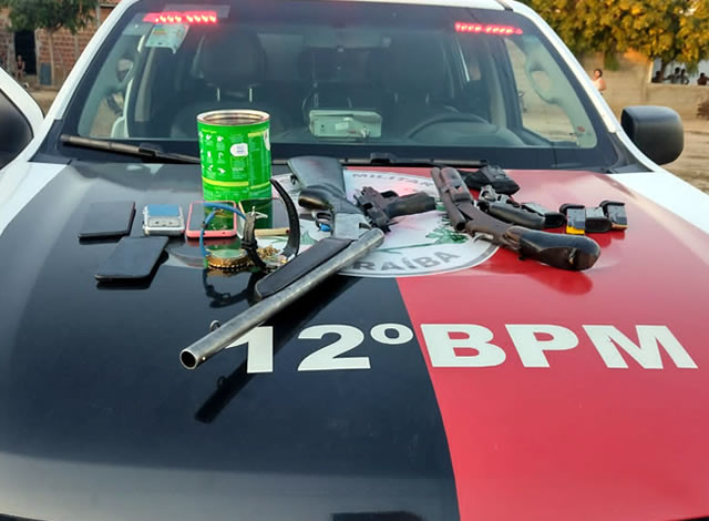 VÍDEO: Quatro pessoas são levadas à delegacia e várias armas são apreendidas em São Bento