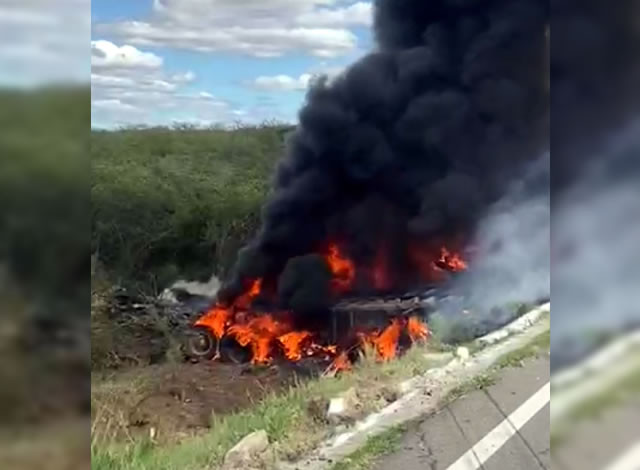 VÍDEO: Carreta tomba e pega fogo na BR-405, entre São João do Rio do Peixe e Uiraúna
