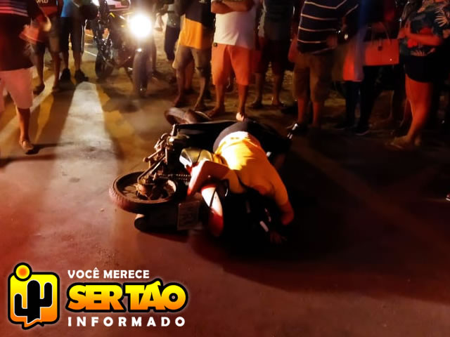 Mulher fica ferida em colisão entre motos na cidade de Sousa