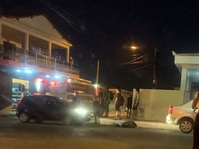VÍDEO: Bombeiros são acionados para conter fogo em residência na cidade de Sousa