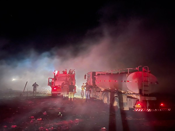 Corpo de Bombeiros é acionado para conter fogo em lixão na cidade de Cajazeiras