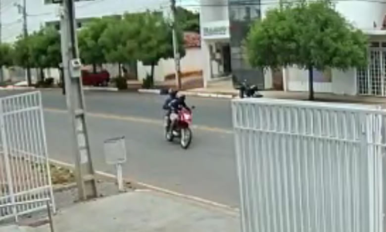 VÍDEO: Bandidos armados roubam motocicleta e fogem tomando rumo ignorado na cidade de Sousa