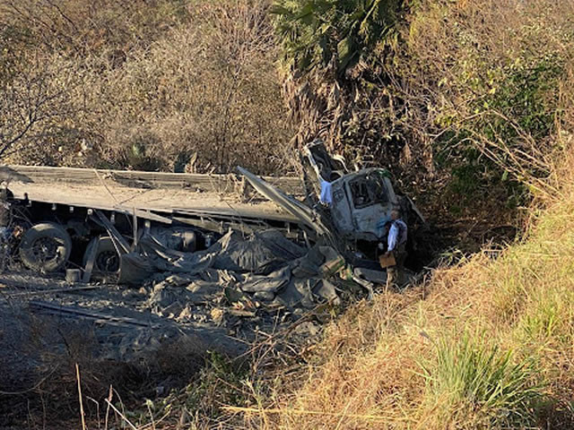 Motorista morre após caminhão tombar na PB-393, entre Cajazeiras e São João do Rio do Peixe