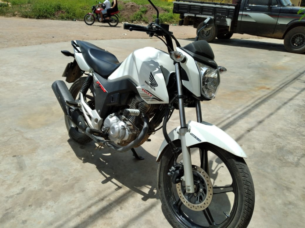 Mulher tem moto tomada por assalto por dupla armada na cidade de Sousa