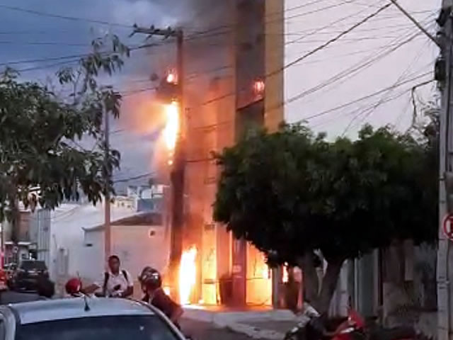 VÍDEO: Bombeiros são acionados para conter fogo em transformador de energia no Centro de Sousa