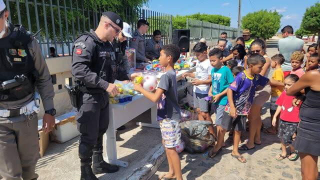 FOTOS: 6ª Companhia do BOPE faz entrega de brinquedos, cestas básicas e guloseimas em Patos, Sousa e Cajazeiras