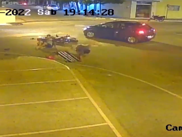 VÍDEO: Acidente de trânsito envolvendo carro e moto deixa homens feridos em Sousa
