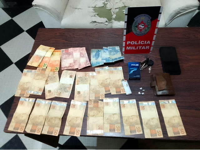 Polícia Militar apreende moto, droga e dinheiro durante abordagem em Conceição