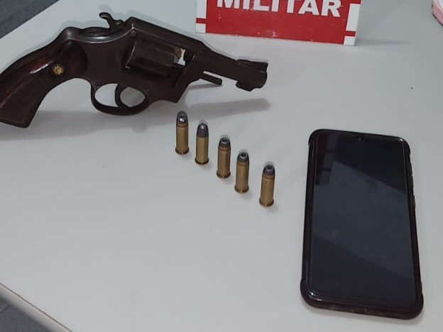 Polícia Militar apreende adolescente, recupera celular e apreende arma de fogo após assalto em Pombal